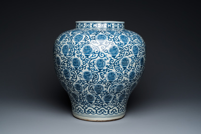 Grand pot en porcelaine de Chine en bleu et blanc &agrave; d&eacute;cor de caract&egrave;res Shou, marque de Wanli mais probablement R&eacute;publique