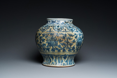 Grande jarre de type 'guan' en porcelaine de Chine en bleu et blanc &agrave; d&eacute;cor de rinceaux de lotus, Ming