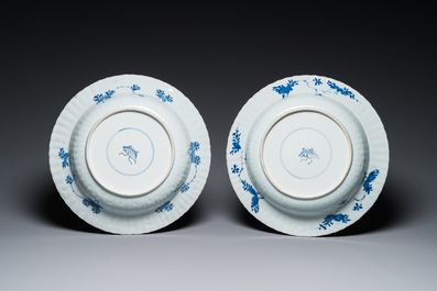 Deux plats en porcelaine de Chine en bleu et blanc, Kangxi