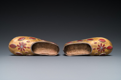 Een paar slippers in verguld zilver met cabochons van kornalijn, Oezbekistan, 19e eeuw