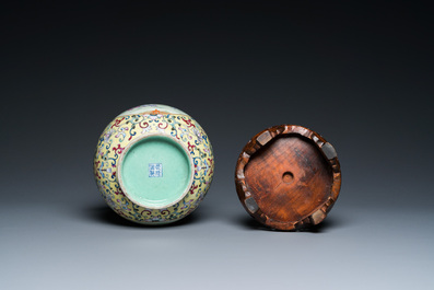 Vase de forme 'hu' en porcelaine de Chine famille rose, marque de Qianlong, R&eacute;publique