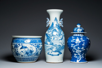 Deux vases et une jardini&egrave;re en porcelaine de Chine en bleu et blanc, 19&egrave;me