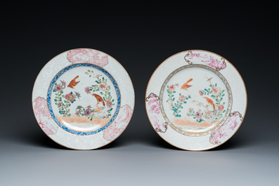 Twee Chinese famille rose borden met eksters bij pioenbloesems met bianco-sopra-bianco randen, Yongzheng