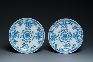 Un plat et dix assiettes en porcelaine de Chine en bleu et blanc, 19&egrave;me