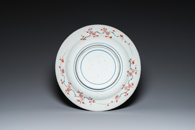 A large Japanese Imari dish, Edo, 18th C.