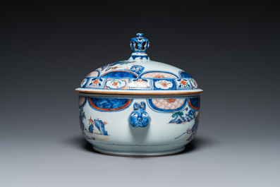 Een Chinese blauw-witte schotel en een verte-Imari dekselterrine, Kangxi