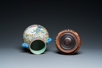 Vase de forme 'hu' en porcelaine de Chine famille rose, marque de Qianlong, R&eacute;publique