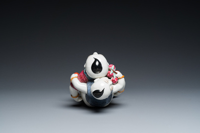 Groupe en porcelaine de Chine famille rose figurant deux gar&ccedil;ons, marque Zhu Mao Ji Zao 朱茂記造, R&eacute;publique