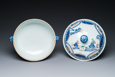 A Chinese blue and white dish and a verte-Imari tureen and cover, Kangxi