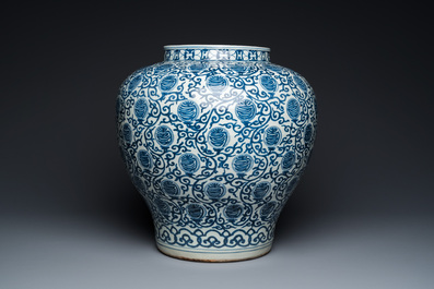 Grand pot en porcelaine de Chine en bleu et blanc &agrave; d&eacute;cor de caract&egrave;res Shou, marque de Wanli mais probablement R&eacute;publique