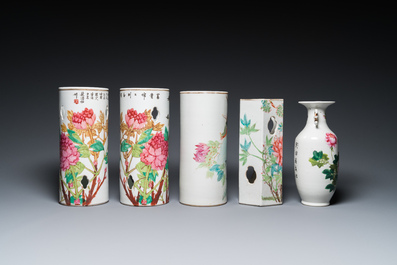 Quatre porte-chapeaux et un vase en porcelaine de Chine qianjiang cai, 19/20&egrave;me