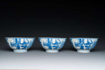Drie Chinese blauw-witte kommen met figuratief decor, Xuande merk, 19e eeuw