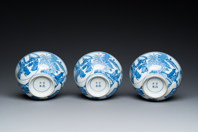 Trois bols en porcelaine de Chine en bleu et blanc &agrave; d&eacute;cor figuratif, marque de Xuande, 19&egrave;me