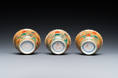 Drie Chinese famille verte koppen en schotels met caf&eacute;-au-lait fondkleur in Kangxi-stijl, 'konijn' merk, 19e eeuw