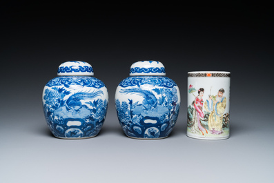 Un pot &agrave; pinceaux et un plat en porcelaine de Chine famille rose et une paire de pots couverts en bleu et blanc, 19/20&egrave;me