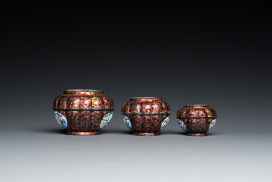 Twee Chinese cloisonn&eacute; schotels, drie dekseldoosjes en een schotel in Canton email, 18/19e eeuw