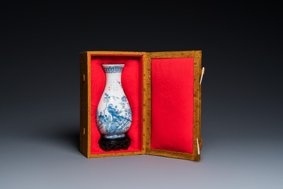 Vase en porcelaine de Chine en &eacute;maux en bleu et blanc &agrave; d&eacute;cor de faisans, 19/20&egrave;me