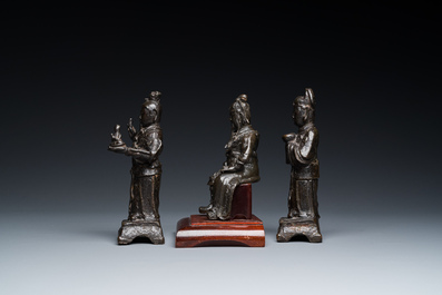 Drie Chinese bronzen figuren van Guanyu, Li Jing en een ambtenaar, Ming