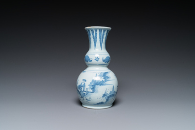 Deux vases et un saladier en fa&iuml;ence de Delft en bleu et blanc &agrave; d&eacute;cor chinois, 17/18&egrave;me