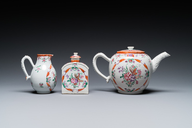 Een Chinees 20-delig famille rose theeservies met floraal decor, Qianlong