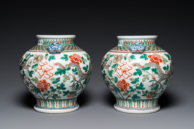 Paire de vases &agrave; d&eacute;cor de dragons en porcelaine de Chine famille verte, marque de Chenghua, 19&egrave;me