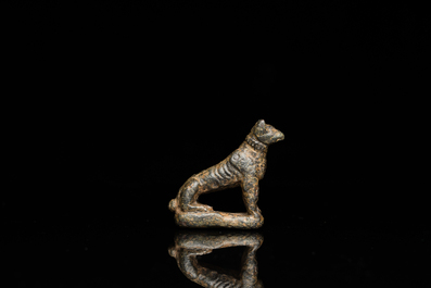 Un mod&egrave;le d'une panth&egrave;re en bronze romain et une plaque de ceinture avec un lion, ca. 2&egrave;me