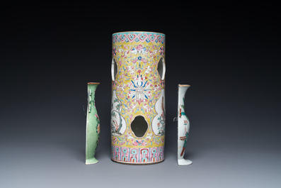 A Chinese reticulated famille rose hat stand and two wall pocket vases, 19/20th C.