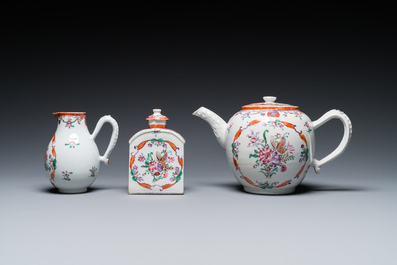 Een Chinees 20-delig famille rose theeservies met floraal decor, Qianlong