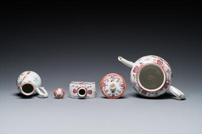 A Chinese famille rose 20-piece tea service with floral design, Qianlong