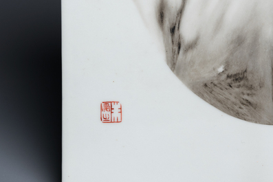 Plaque en porcelaine de Chine en grisaille &agrave; d&eacute;cor d'un portrait de femme, marque de Zhu Shouzhi 朱受之, 20&egrave;me