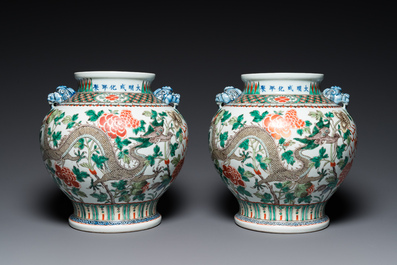 Paire de vases &agrave; d&eacute;cor de dragons en porcelaine de Chine famille verte, marque de Chenghua, 19&egrave;me