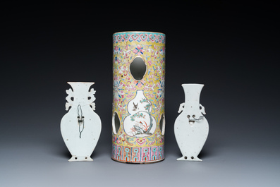 A Chinese reticulated famille rose hat stand and two wall pocket vases, 19/20th C.