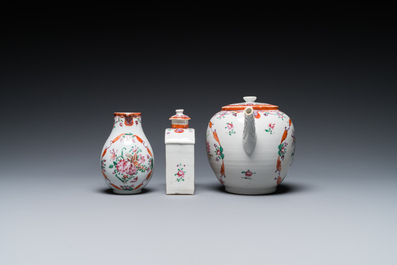 Een Chinees 20-delig famille rose theeservies met floraal decor, Qianlong