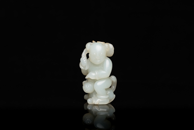 Sculpture en jade c&eacute;ladon d'un gar&ccedil;on avec un chat, Chine, Qing