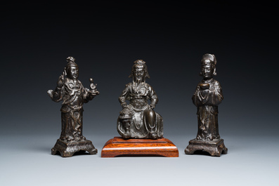 Drie Chinese bronzen figuren van Guanyu, Li Jing en een ambtenaar, Ming