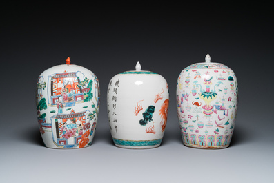 Trois pots couverts en porcelaine de Chine famille rose et verte, 19/20&egrave;me