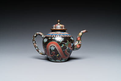 Neuf pi&egrave;ces en &eacute;maux cloisonn&eacute;s, Chine, 19/20&egrave;me