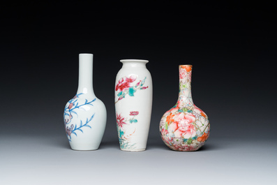 Trois vases en porcelaine de Chine famille rose et en bleu, blanc et rouge de cuivre, 19/20&egrave;me