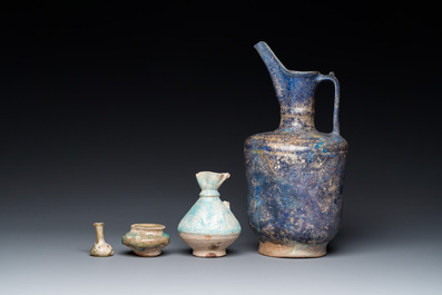 Trois pi&egrave;ces en c&eacute;ramique islamique en bleu et turquoise et une bouteille en verre, Kashan et Raqqa, 12&egrave;me et post&eacute;rieur