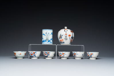 Six tasses et soucoupes en porcelaine de Chine famille rose, une th&eacute;i&egrave;re de style Imari et une chope en bleu et blanc, Kangxi/Qianlong