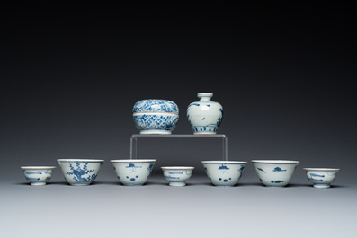 Neuf pi&egrave;ces en porcelaine de Chine en bleu et blanc provenant d'&eacute;paves, Wanli et post&eacute;rieur