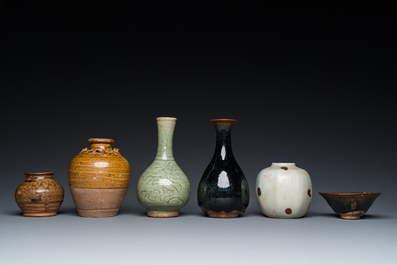 Cinq vases et un bol aux &eacute;maux monochromes, Chine, Yuan et post&eacute;rieur