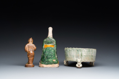 Twee Chinese sancai-geglazuurde sculpturen en een groen-geglazuurde wierookbrander, Han en later