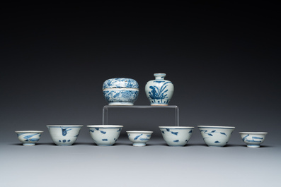 Neuf pi&egrave;ces en porcelaine de Chine en bleu et blanc provenant d'&eacute;paves, Wanli et post&eacute;rieur