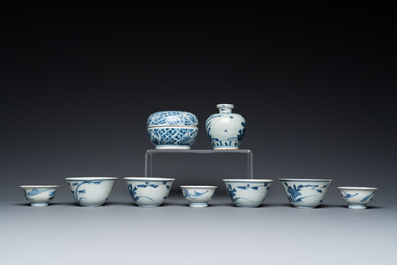 Neuf pi&egrave;ces en porcelaine de Chine en bleu et blanc provenant d'&eacute;paves, Wanli et post&eacute;rieur