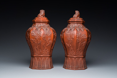 Tr&egrave;s rare paire de vases couverts de forme octogonale en gr&egrave;s de Yixing, Chine, Kangxi