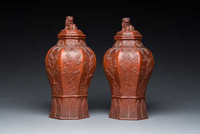 Tr&egrave;s rare paire de vases couverts de forme octogonale en gr&egrave;s de Yixing, Chine, Kangxi