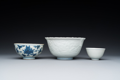 Trois bols en porcelaine de Chine en bleu et blanc, Ming