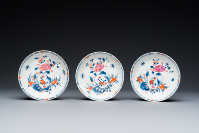 Zes Chinese famille rose koppen en schotels, een Imari-stijl theepot en een blauw-witte pul, Kangxi/Qianlong