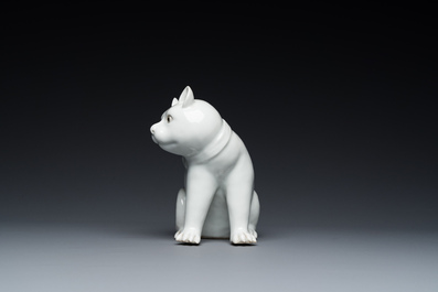 Chat en porcelaine blanche de Chine sur socle en bois sculpt&eacute;, R&eacute;publique